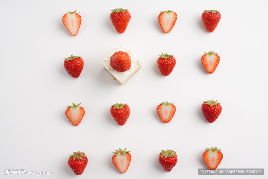 整齐排列的草莓与奶酪