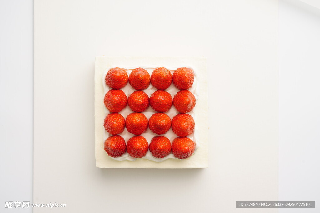 整齐排列的新鲜草莓