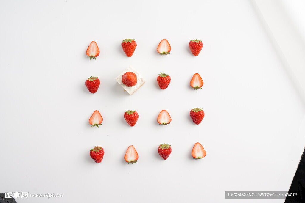 排列整齐的新鲜草莓切片
