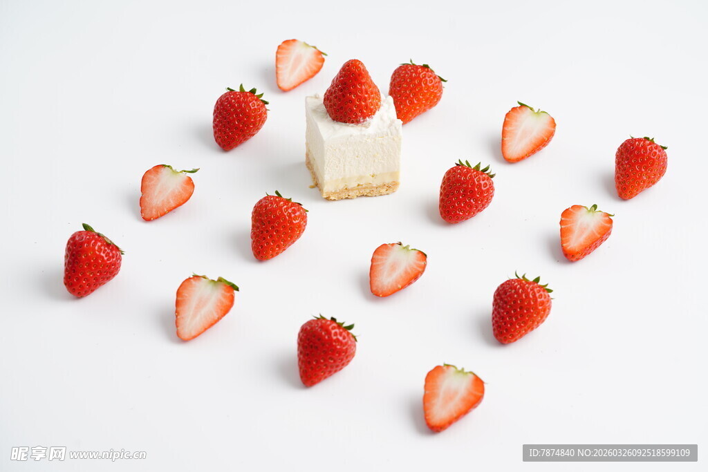 草莓围绕的美味糕点