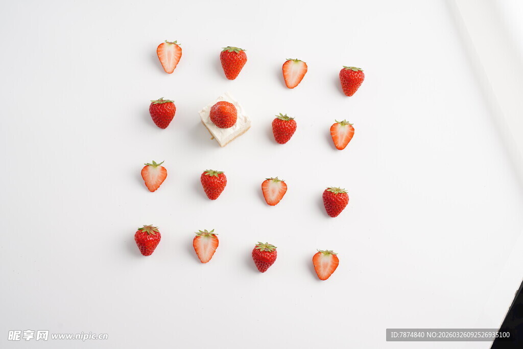 整齐排列的新鲜草莓切片