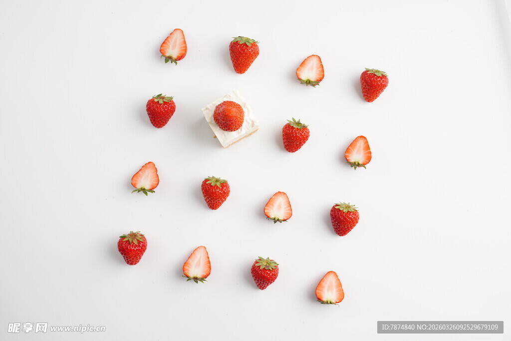 排列整齐的新鲜草莓切片