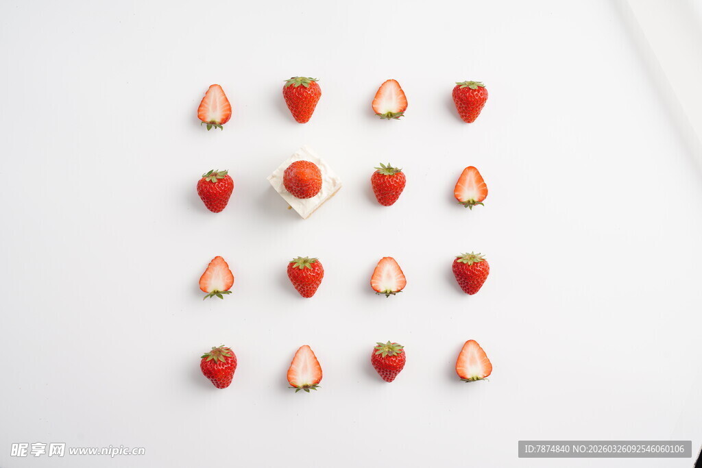 整齐排列的草莓切片