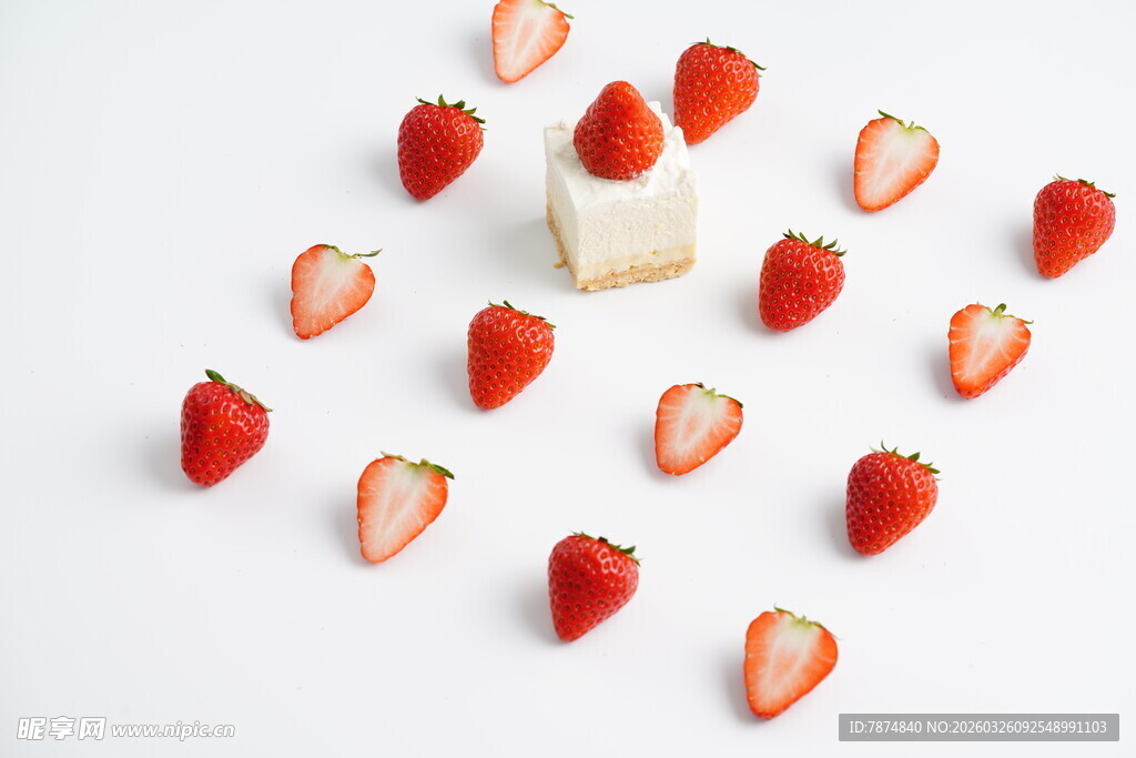 散落草莓与切块奶酪