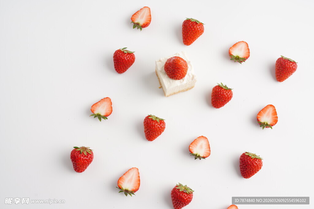 草莓散落 中间有一小盒