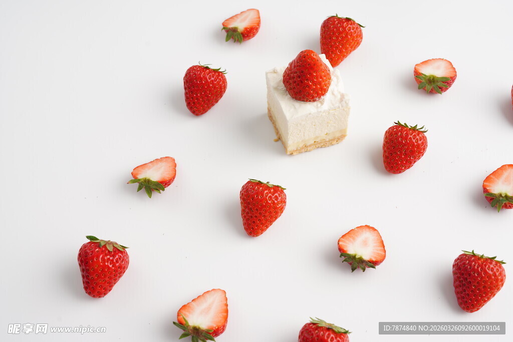 草莓点缀的美味糕点