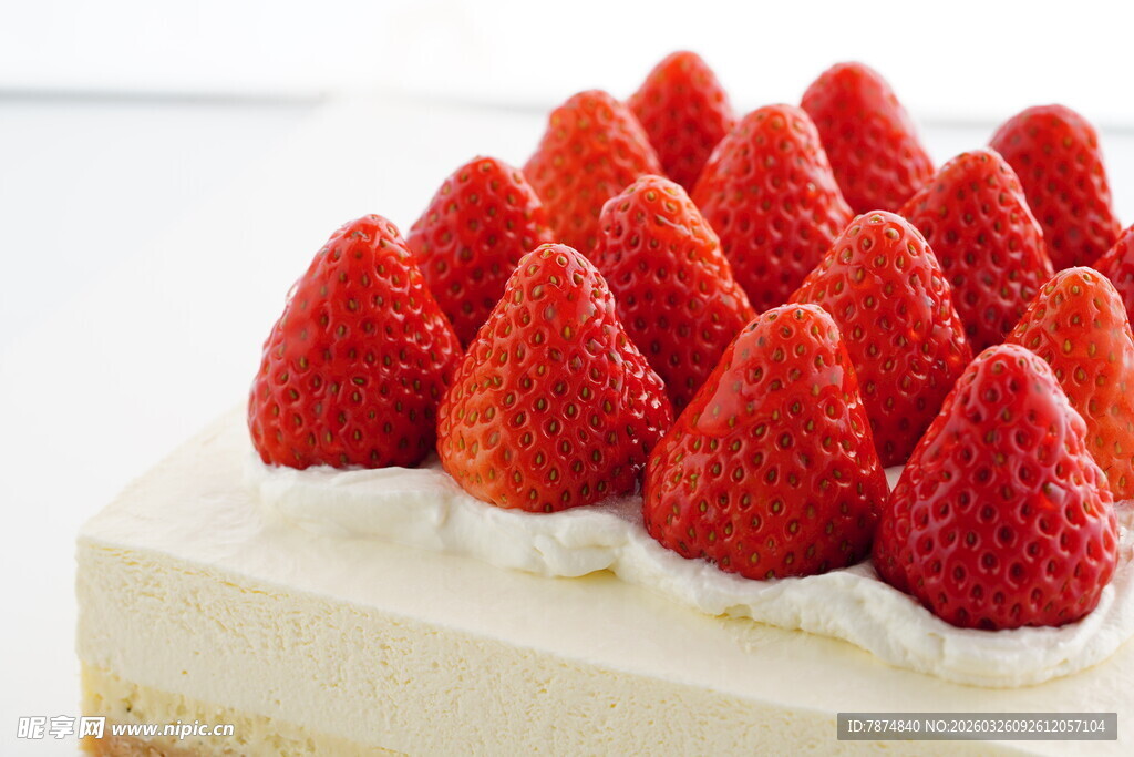 草莓装饰的美味奶油蛋糕
