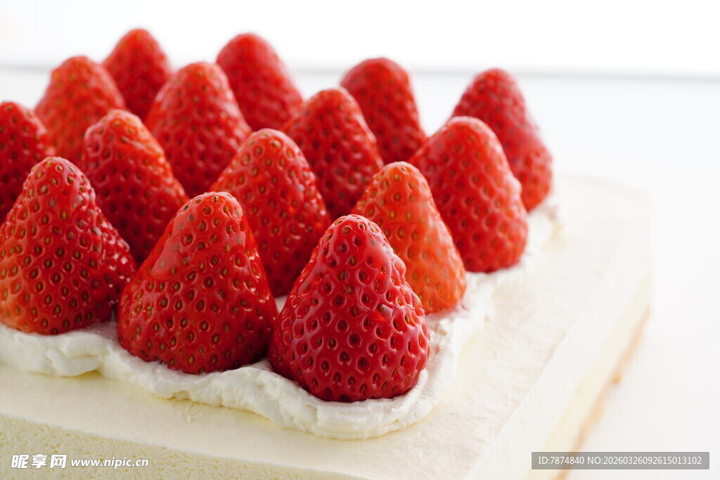 草莓装饰的美味奶油蛋糕