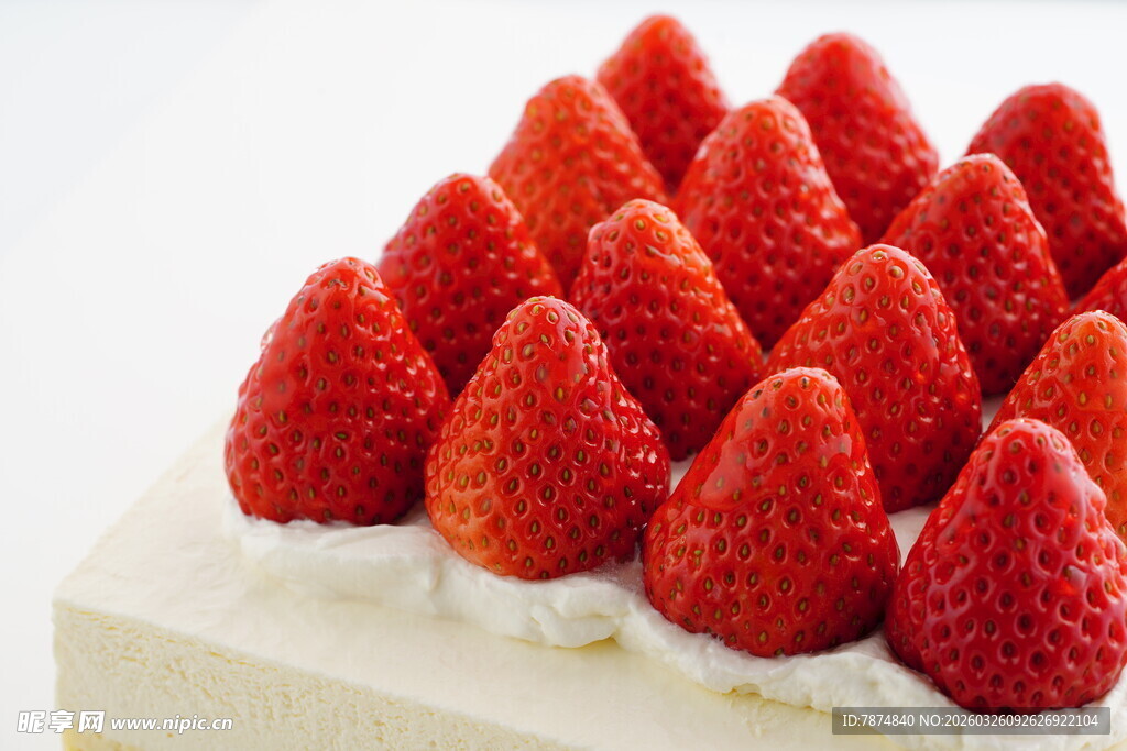 草莓装饰的美味奶油蛋糕