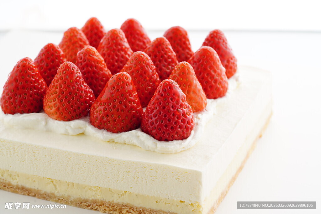 草莓装饰的美味方形蛋糕