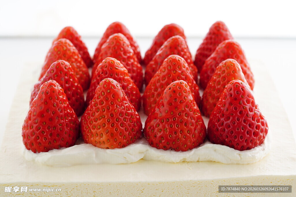 整齐排列的新鲜草莓