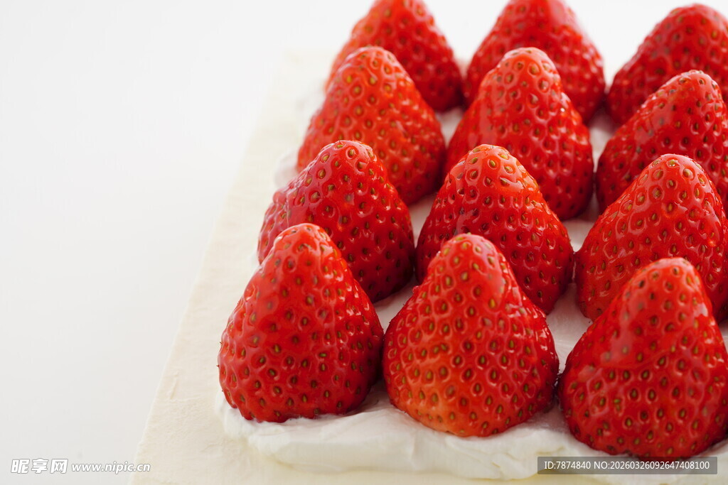新鲜草莓整齐排列