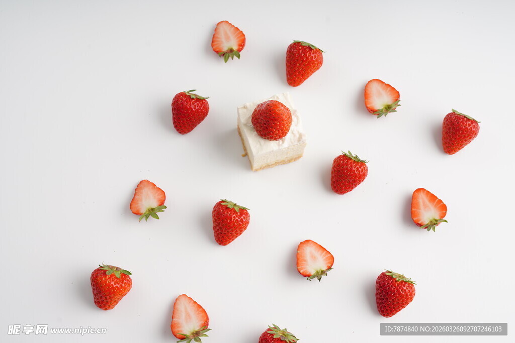 散落草莓与白色方块