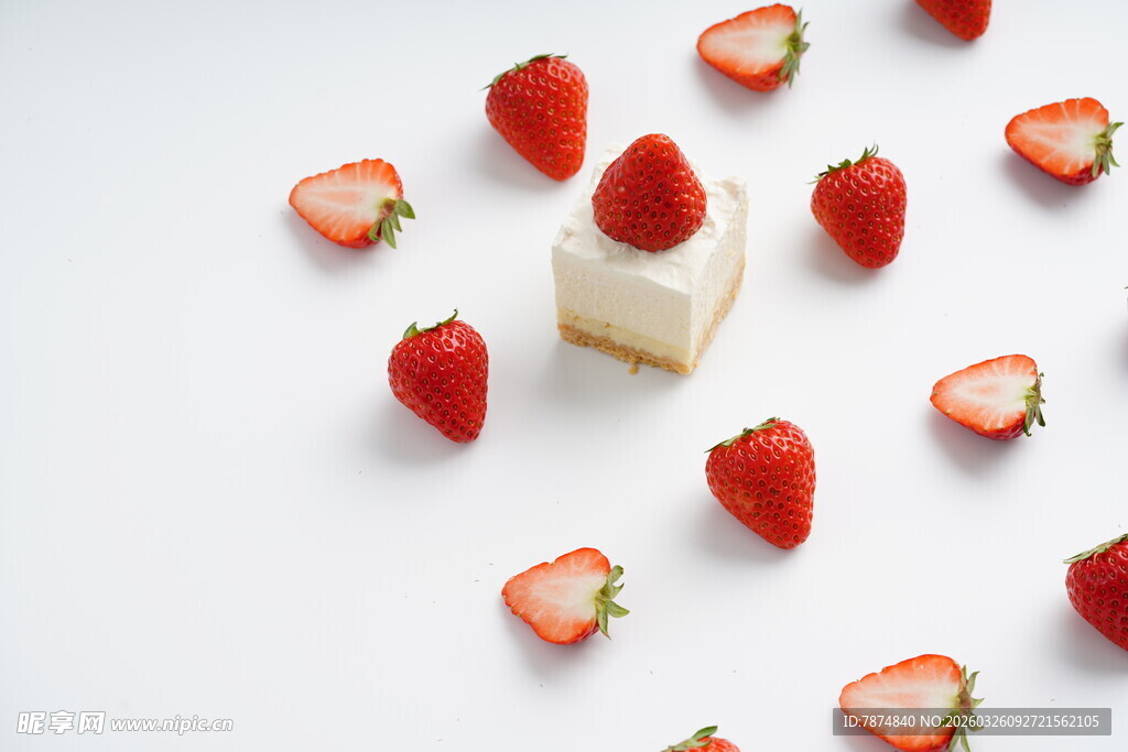 草莓围绕的美味蛋糕