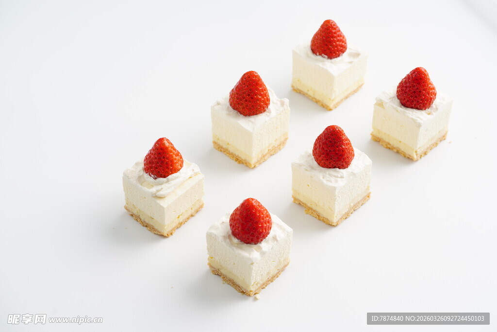 草莓奶油小方糕点