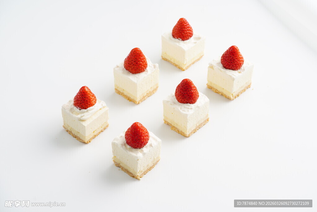 草莓装饰小糕点