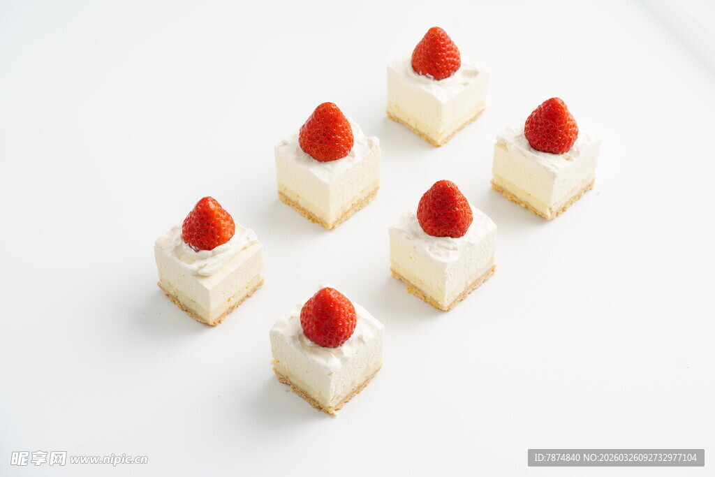 草莓装饰的精致小糕点