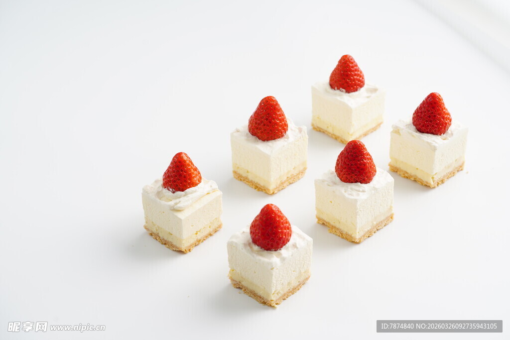 草莓点缀的精致小糕点
