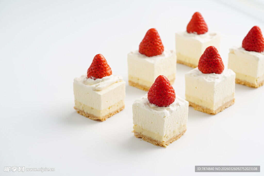 草莓点缀的精致小蛋糕