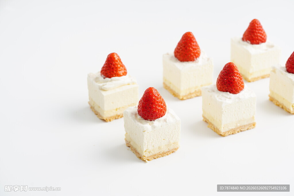 草莓装饰的精致小糕点