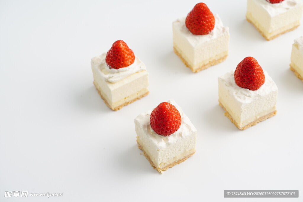 草莓装饰小蛋糕