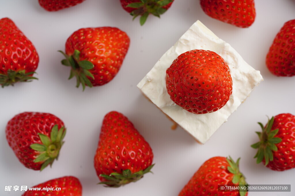 草莓配奶酪的美味组合