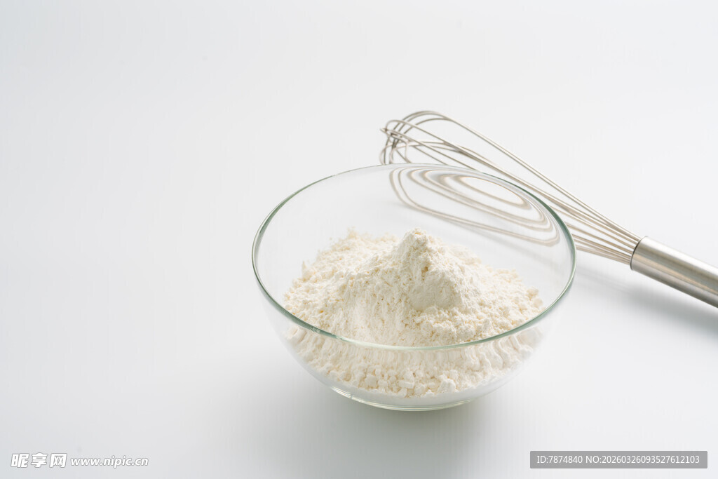 玻璃碗中的面粉与打蛋器