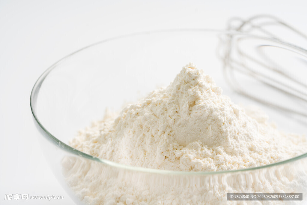玻璃碗中的面粉
