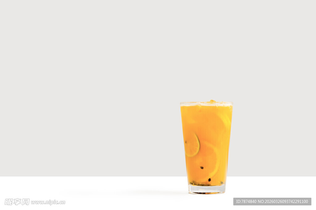 一杯橙黄色饮品置于白背景