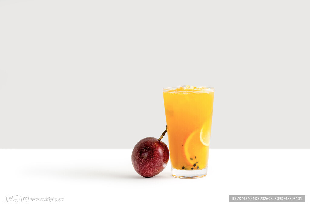 一杯橙汁与一颗李子