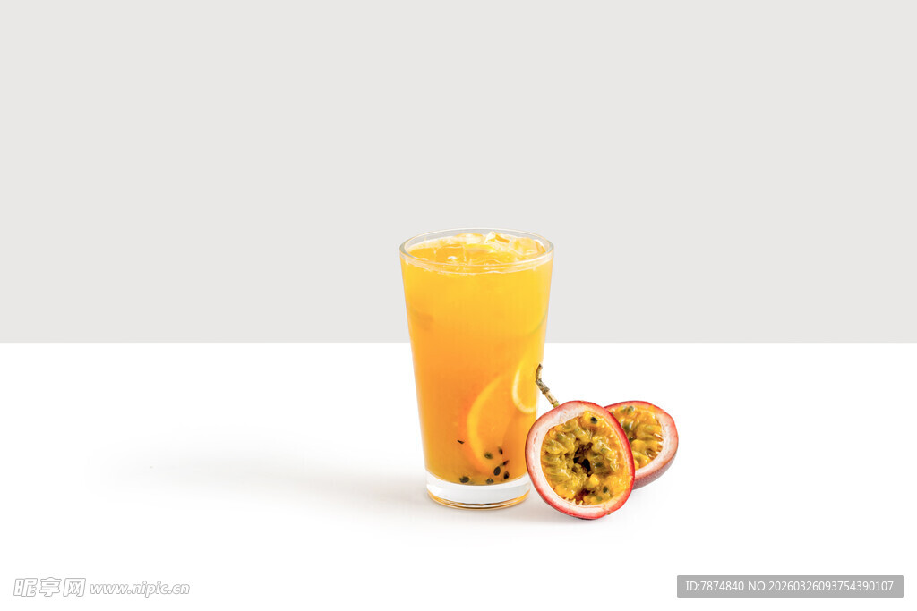 一杯百香果橙汁饮品