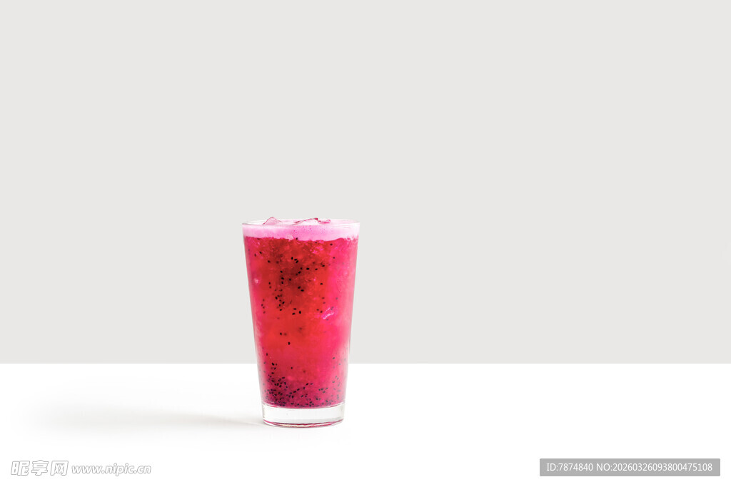 粉色果汁饮品特写