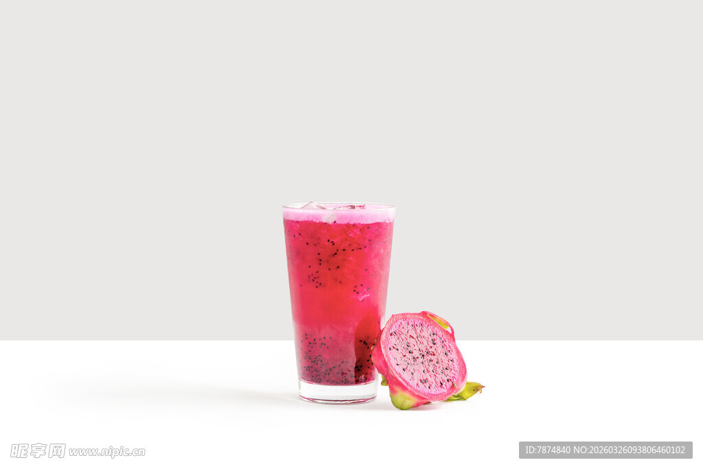 红心火龙果果汁与鲜果