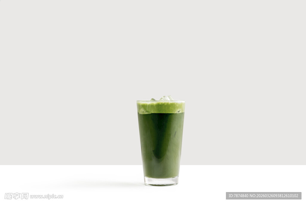 一杯鲜榨绿色果蔬汁