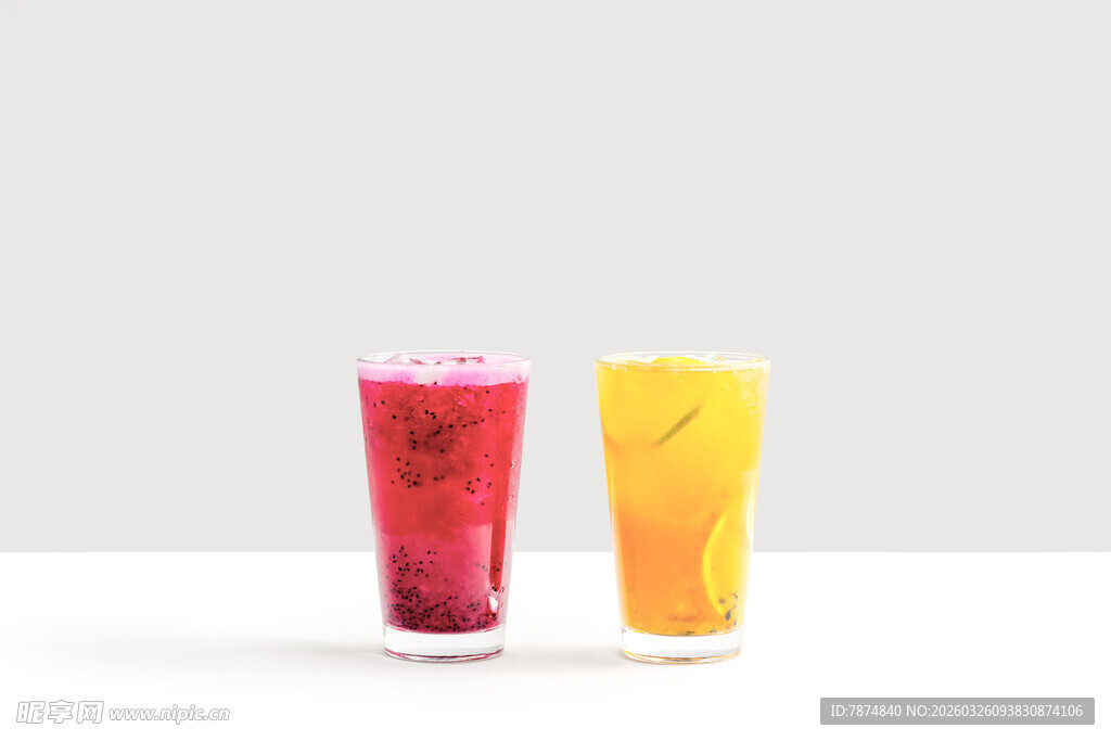 两杯色彩缤纷的果汁饮品