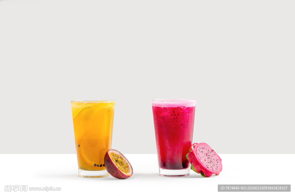 多彩鲜榨果汁与水果切片