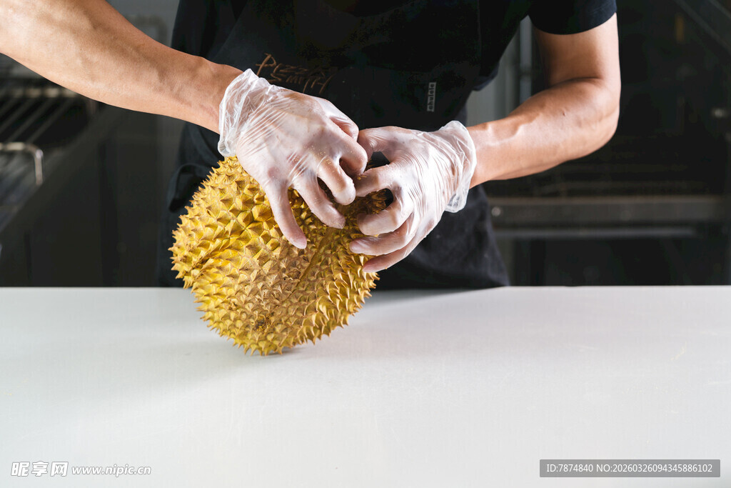 戴手套处理榴莲的场景