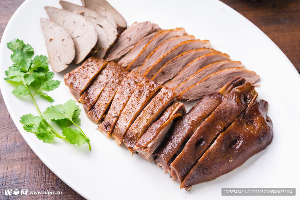 美味酱鸭肉摆盘特写