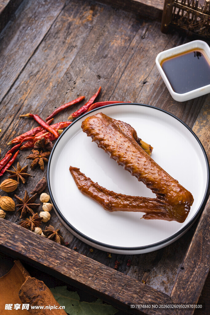 木制托盘上的美味卤味