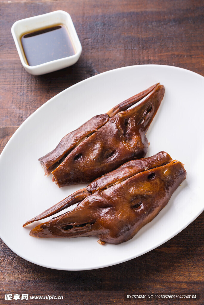 美味卤鸭头摆于白盘