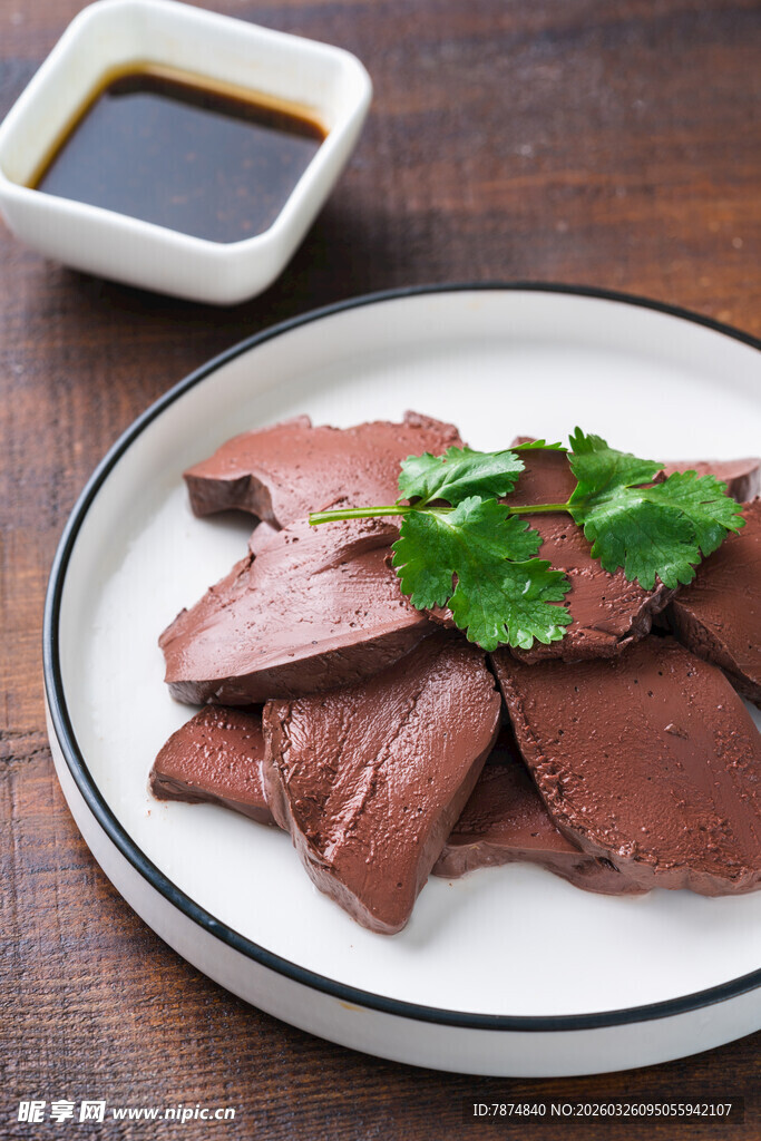 鲜切猪血配蘸料与香菜