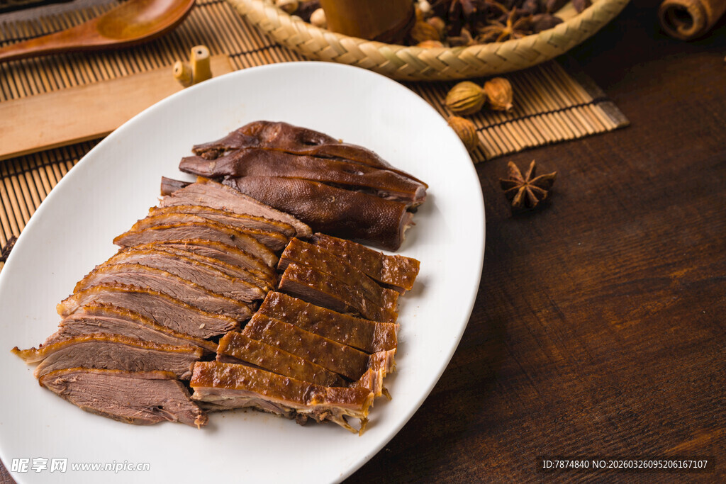 美味卤鸭肉摆于白盘