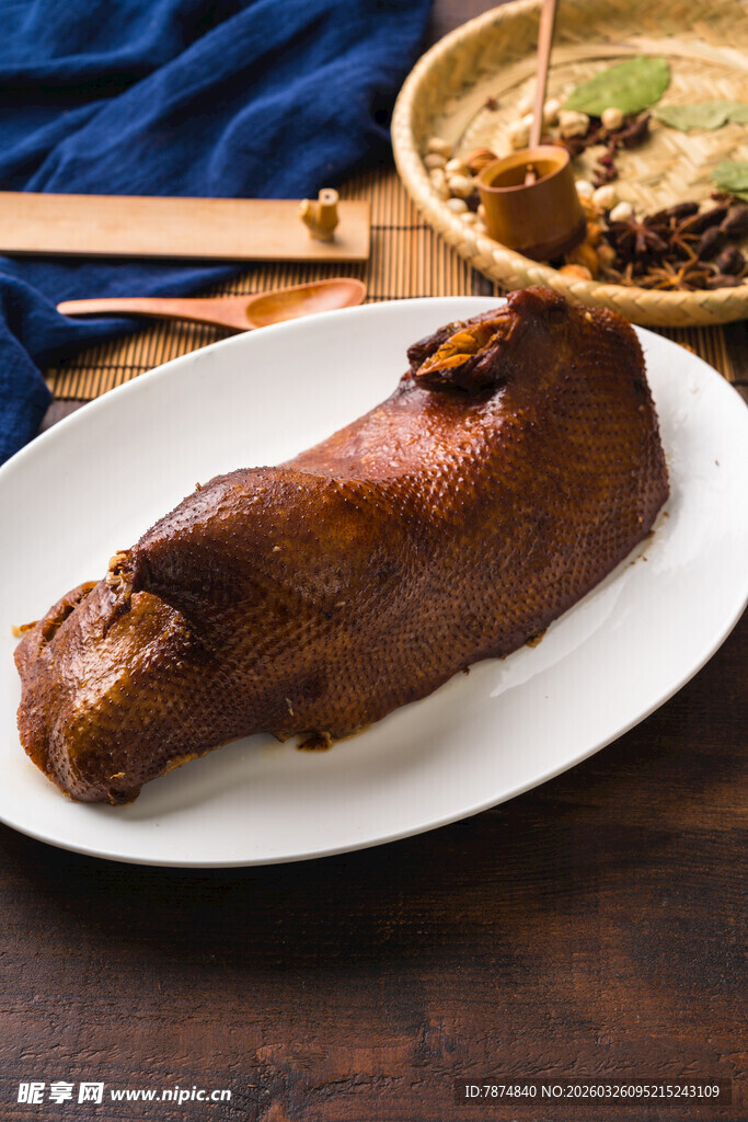 美味卤鸭于盘中