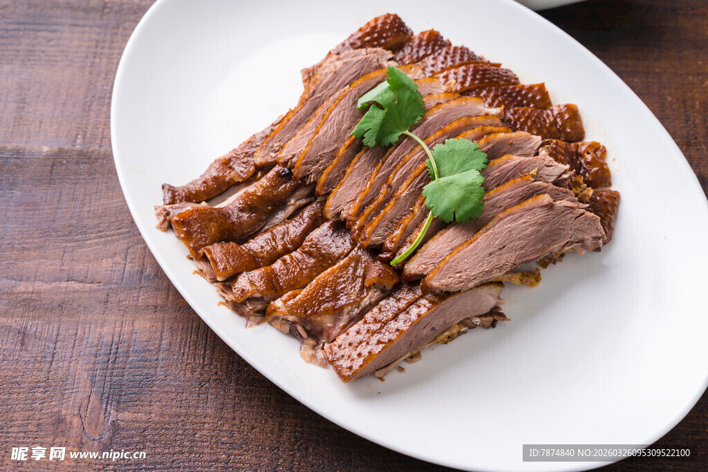 美味卤鸭肉摆于白盘上