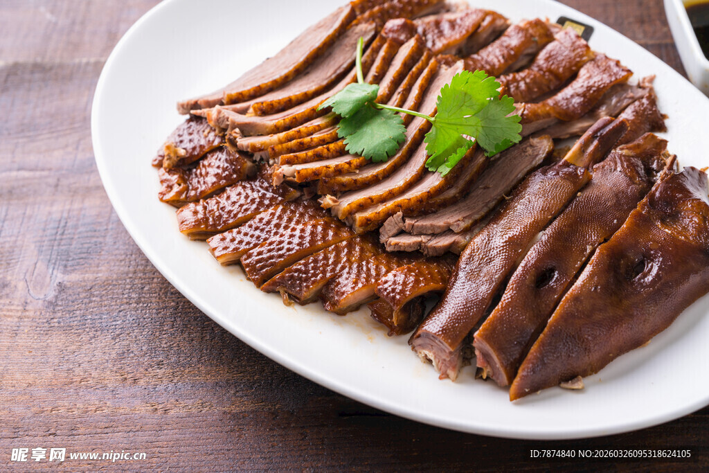 美味卤鸭切片摆于白盘上
