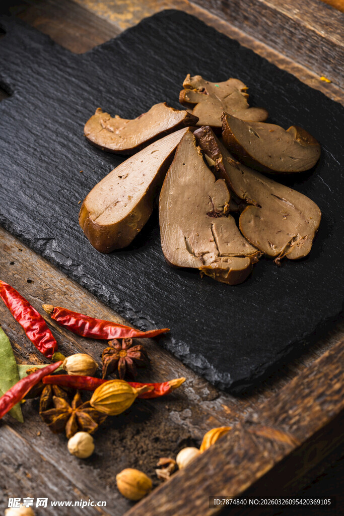 卤鸭肝与香料摆放在石板上