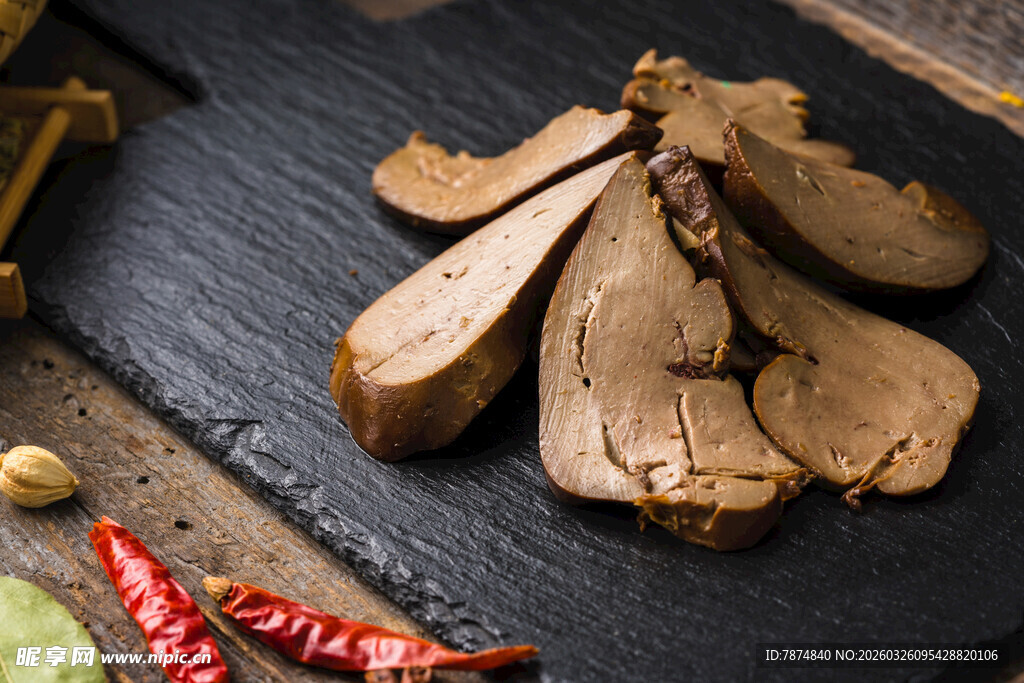 卤制鹅肝切片摆放在石板上