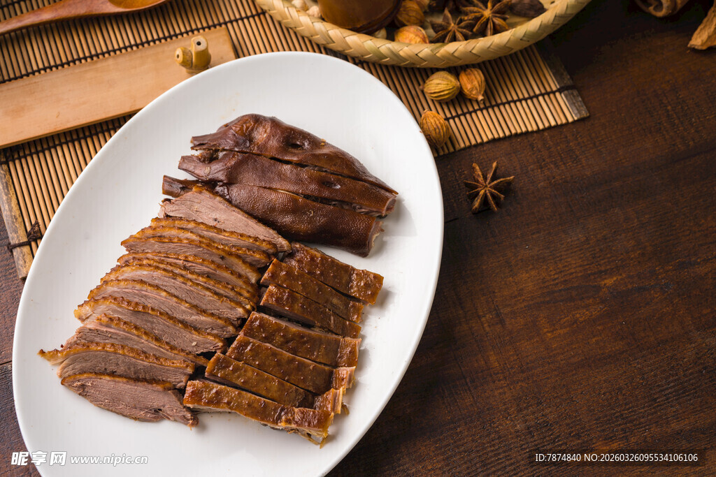 美味卤鸭肉摆盘展示
