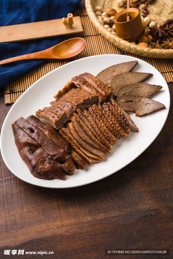 美味卤鹅肉摆盘特写
