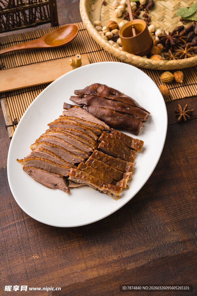 美味酱鸭肉摆盘展示